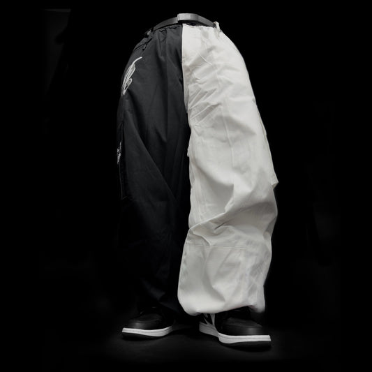 Baggy black and white snowpants, ideal for snowboarding and skiing. These are durable, and waterproof pants.  showcasing a stylish look for both ski and snowboard enthusiasts. Perfectly crafted to combine fashion and function, these baggy ski pants ensure comfort and mobility on the slopes.