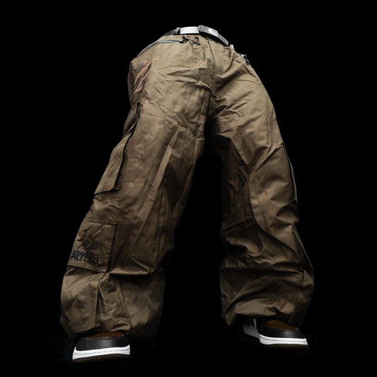 Baggy brown snowpants, ideal for snowboarding and skiing. These are durable, and waterproof pants.  showcasing a stylish look for both ski and snowboard enthusiasts. Perfectly crafted to combine fashion and function, these baggy ski pants ensure comfort and mobility on the slopes.