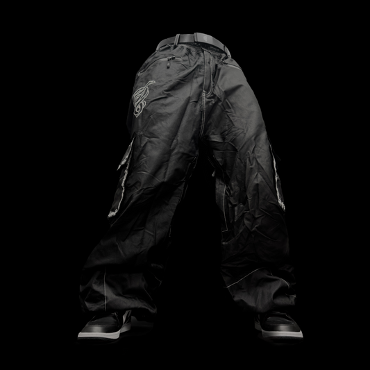 Baggy white on black snowpants, ideal for snowboarding and skiing. These are durable, and waterproof pants.  showcasing a stylish look for both ski and snowboard enthusiasts. Perfectly crafted to combine fashion and function, these baggy ski pants ensure comfort and mobility on the slopes.